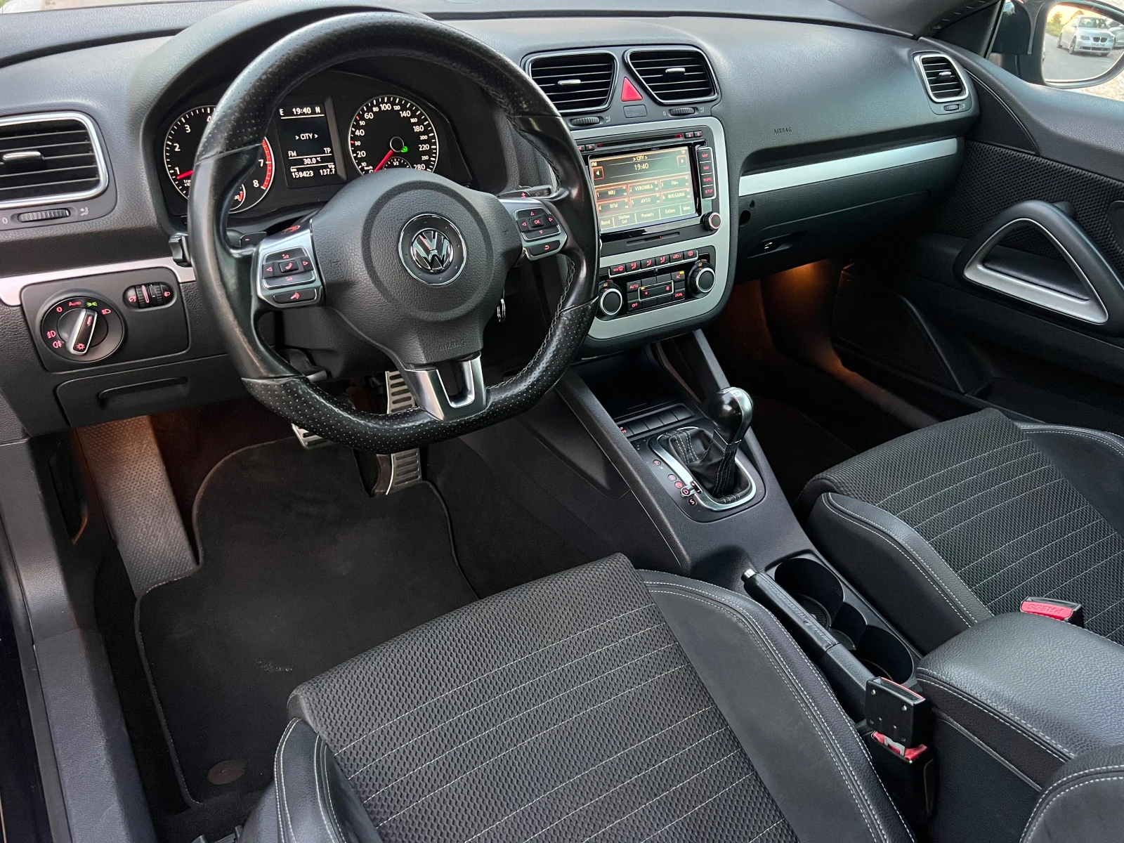 VW Scirocco 1.4TURBO R-LINE/PANORAMA/XENON/NAVI/KOJA/FULL/MAX, снимка 10 - Автомобили и джипове - 54693591