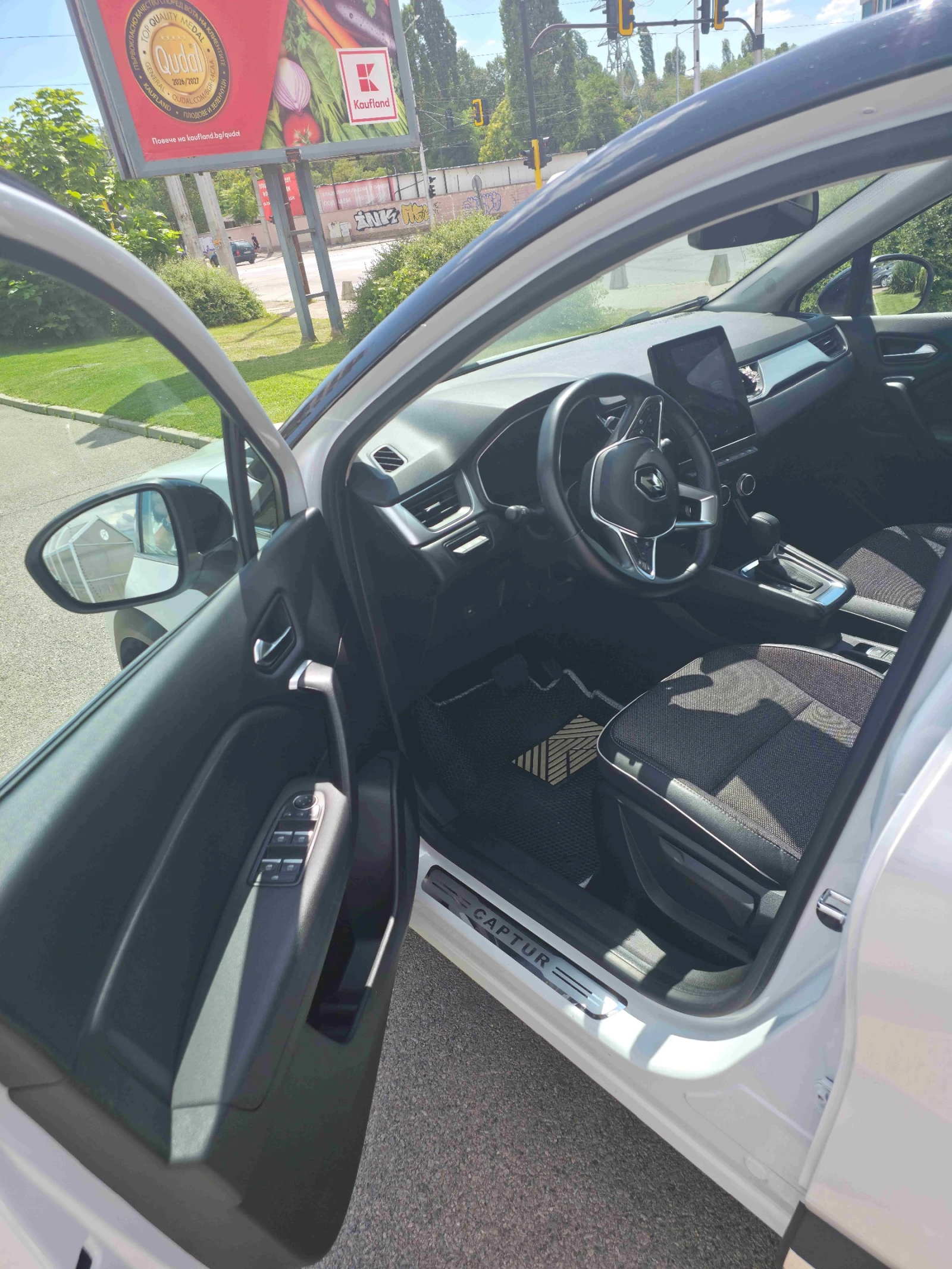 Renault Captur, снимка 3 - Автомобили и джипове - 55904294