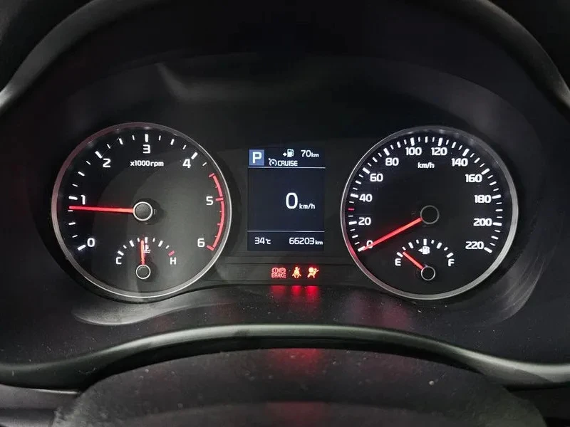 Kia Stonic 1.6 66K KM, снимка 8 - Автомобили и джипове - 55445772