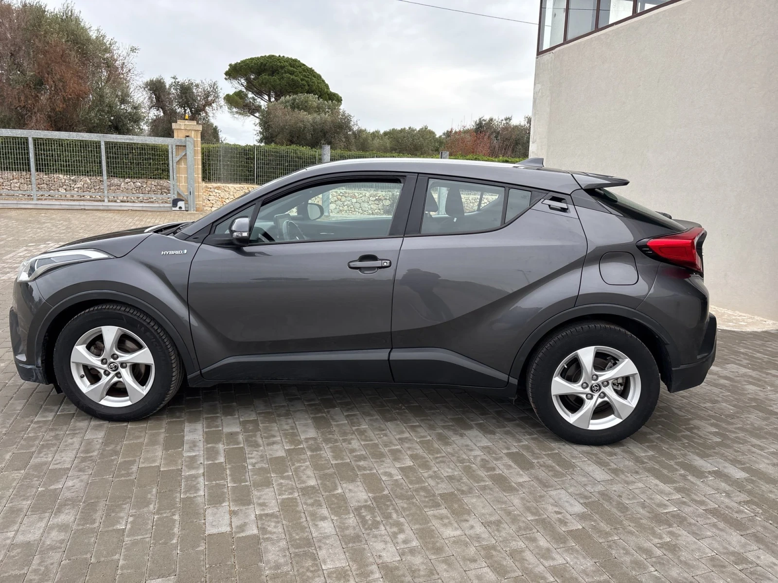 Toyota C-HR 1.8/Keyless/Подгрев/Navi/32300km/Цена до България - изображение 5