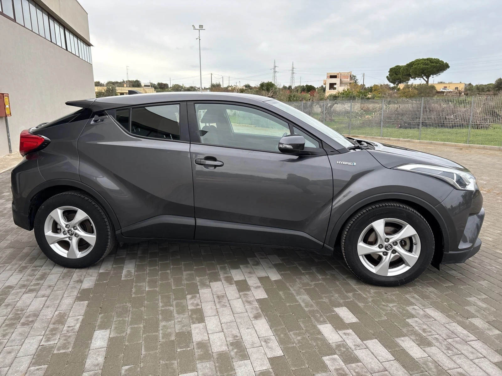 Toyota C-HR 1.8/Keyless/Подгрев/Navi/32300km/Цена до България - изображение 6