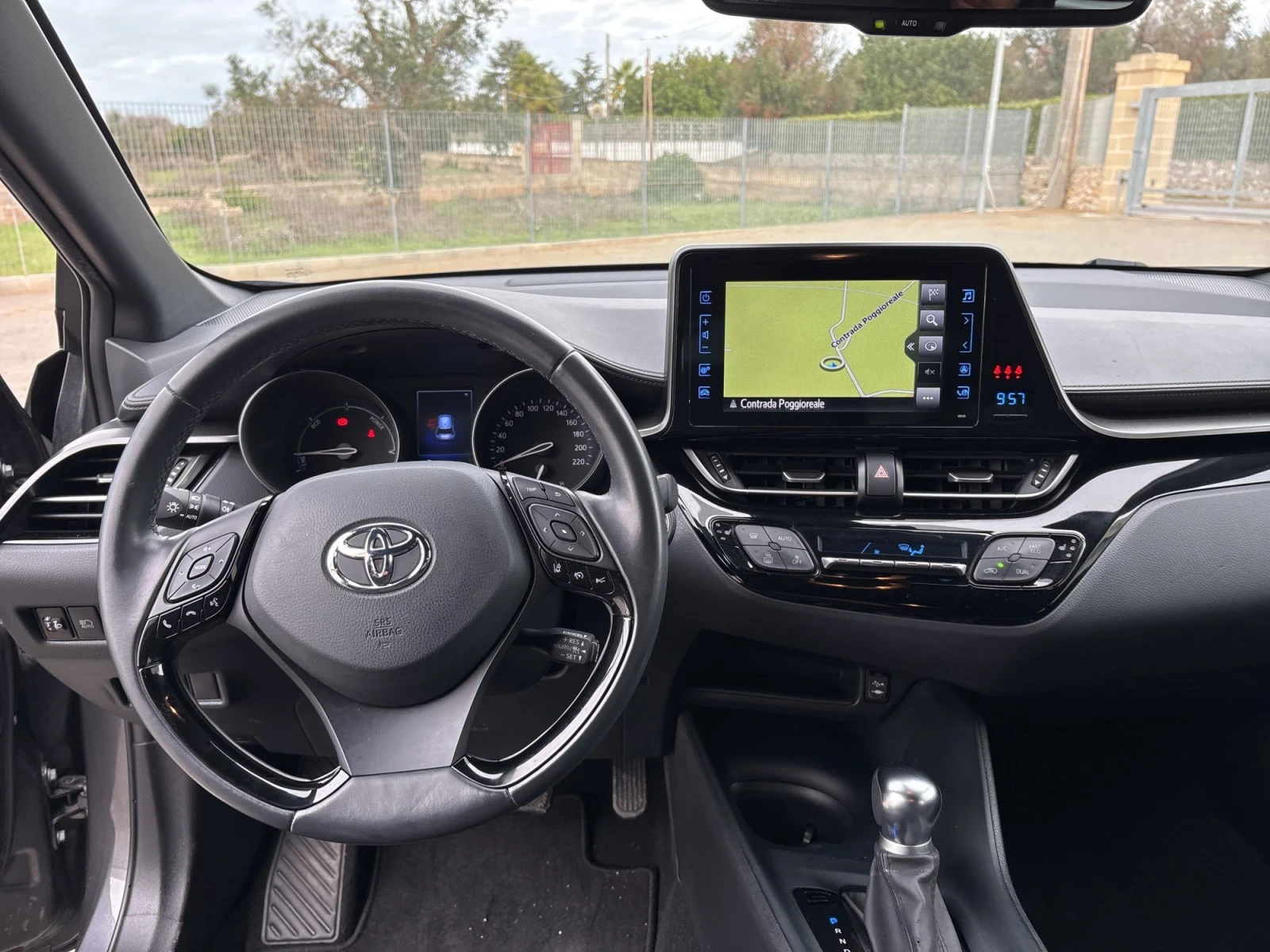 Toyota C-HR 1.8/Keyless/Подгрев/Navi/32300km/Цена до България - изображение 7