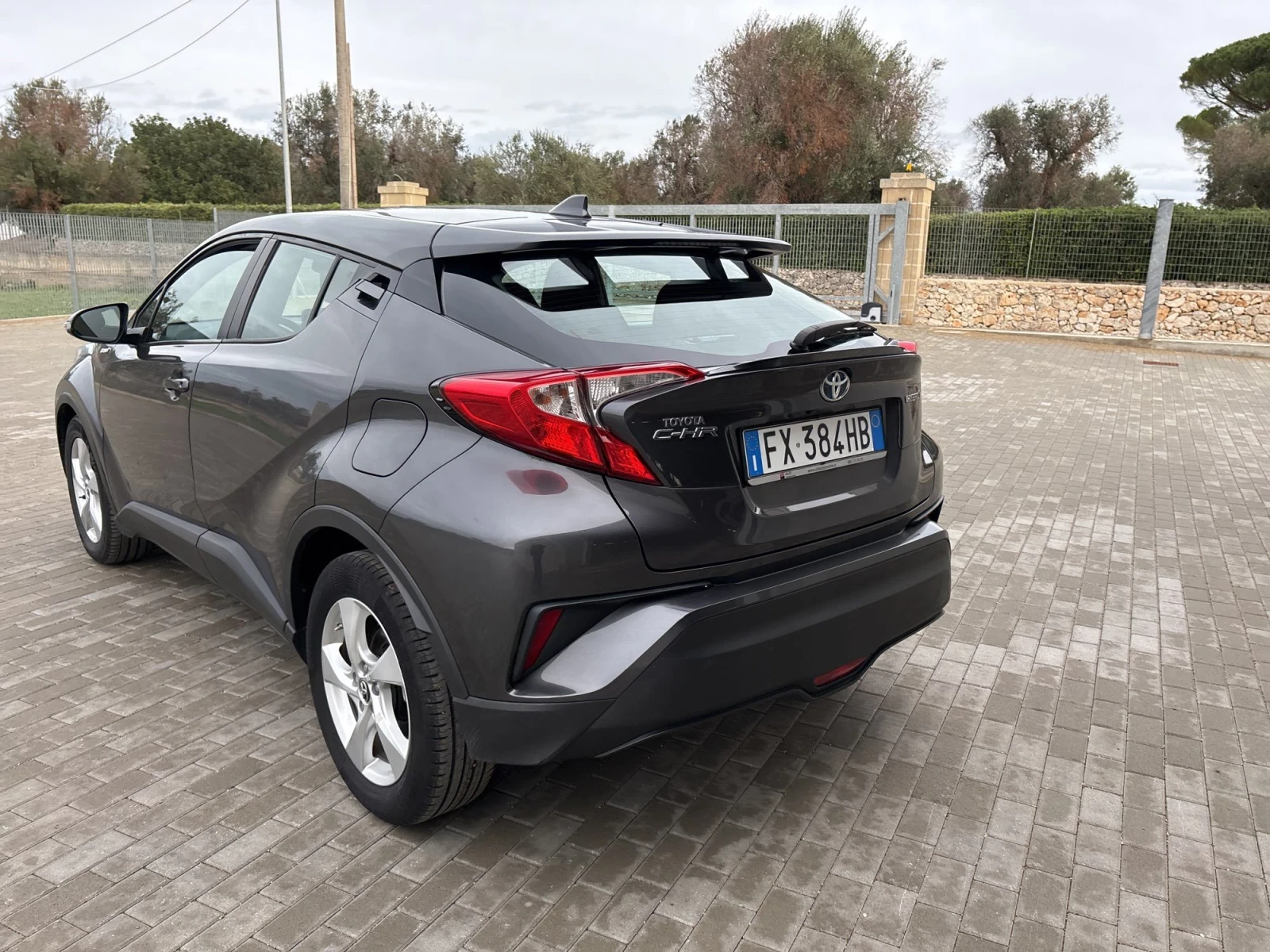 Toyota C-HR 1.8/Keyless/Подгрев/Navi/32300km/Цена до България - изображение 4