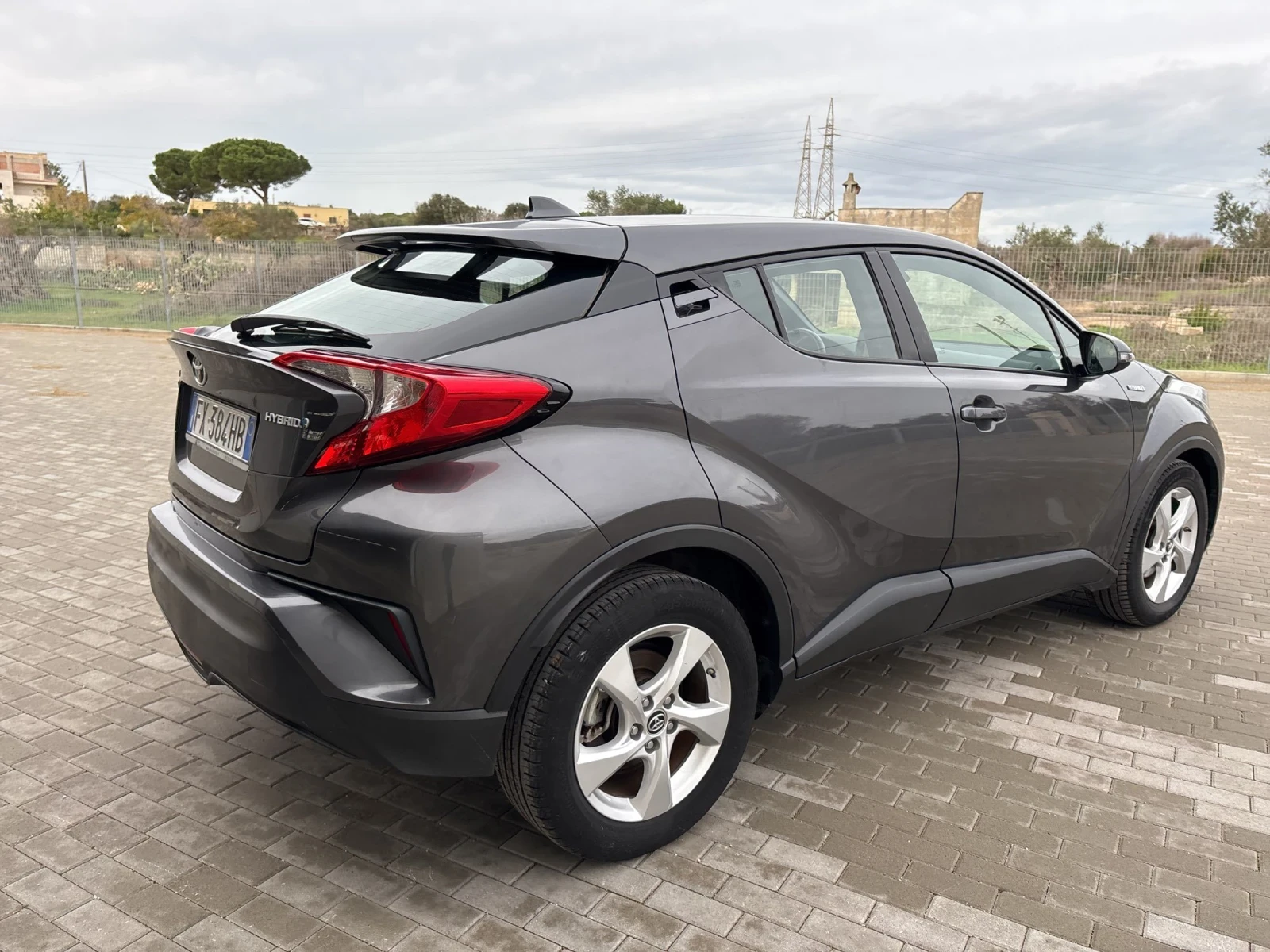 Toyota C-HR 1.8/Keyless/Подгрев/Navi/32300km/Цена до България - изображение 3