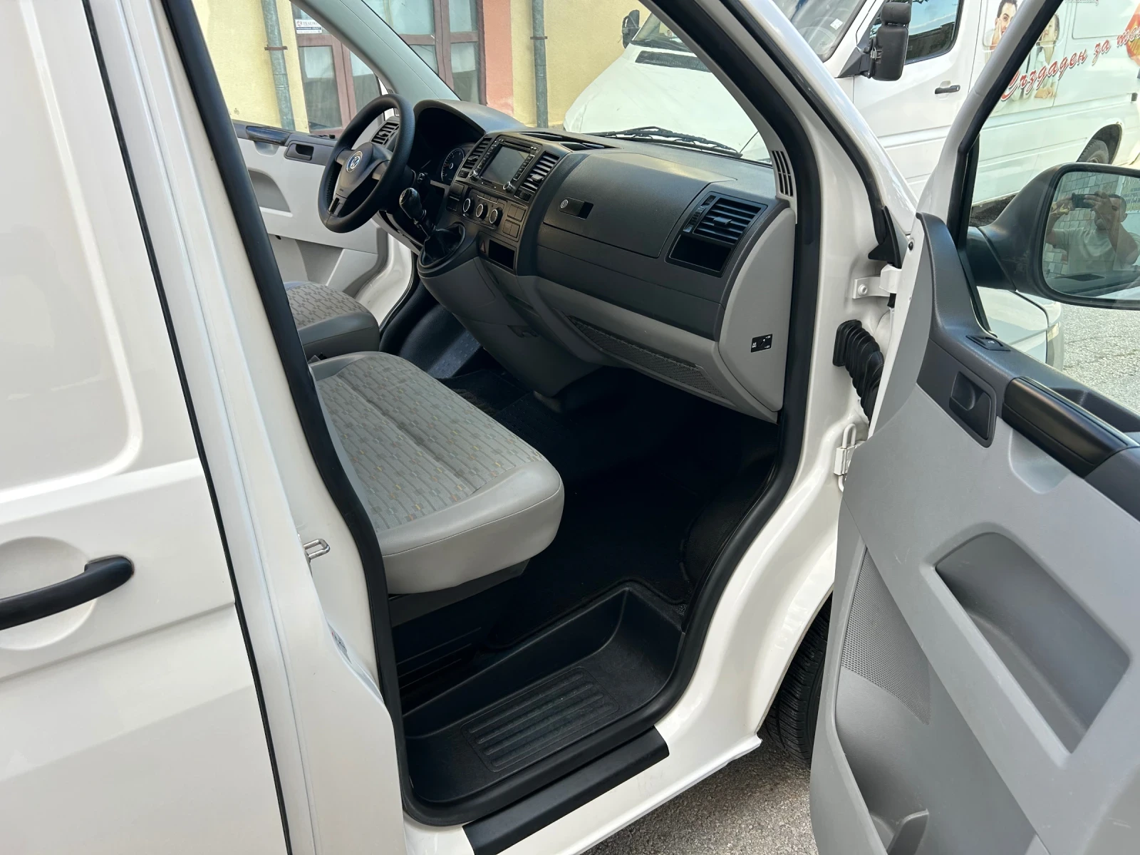 VW Transporter 2.0TDI КЛИМАТИК, снимка 11 - Бусове и автобуси - 56215424