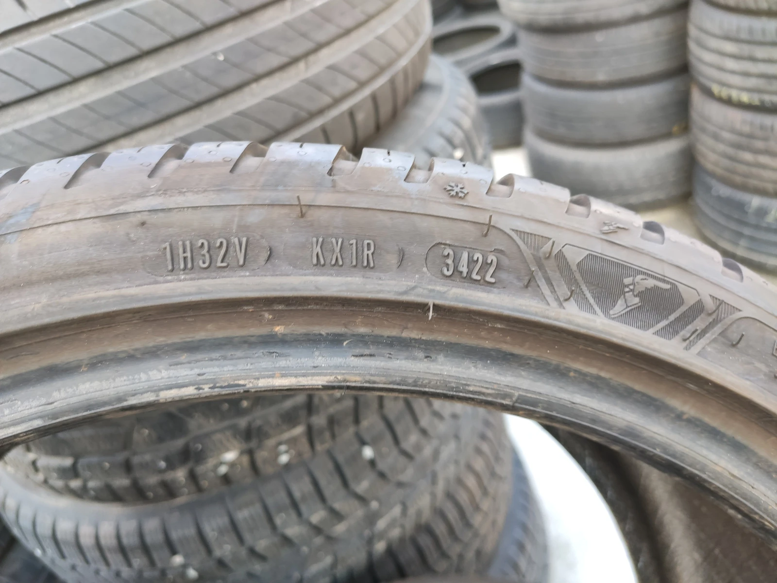 Гуми Всесезонни 235/35R19, снимка 8 - Гуми и джанти - 55492059