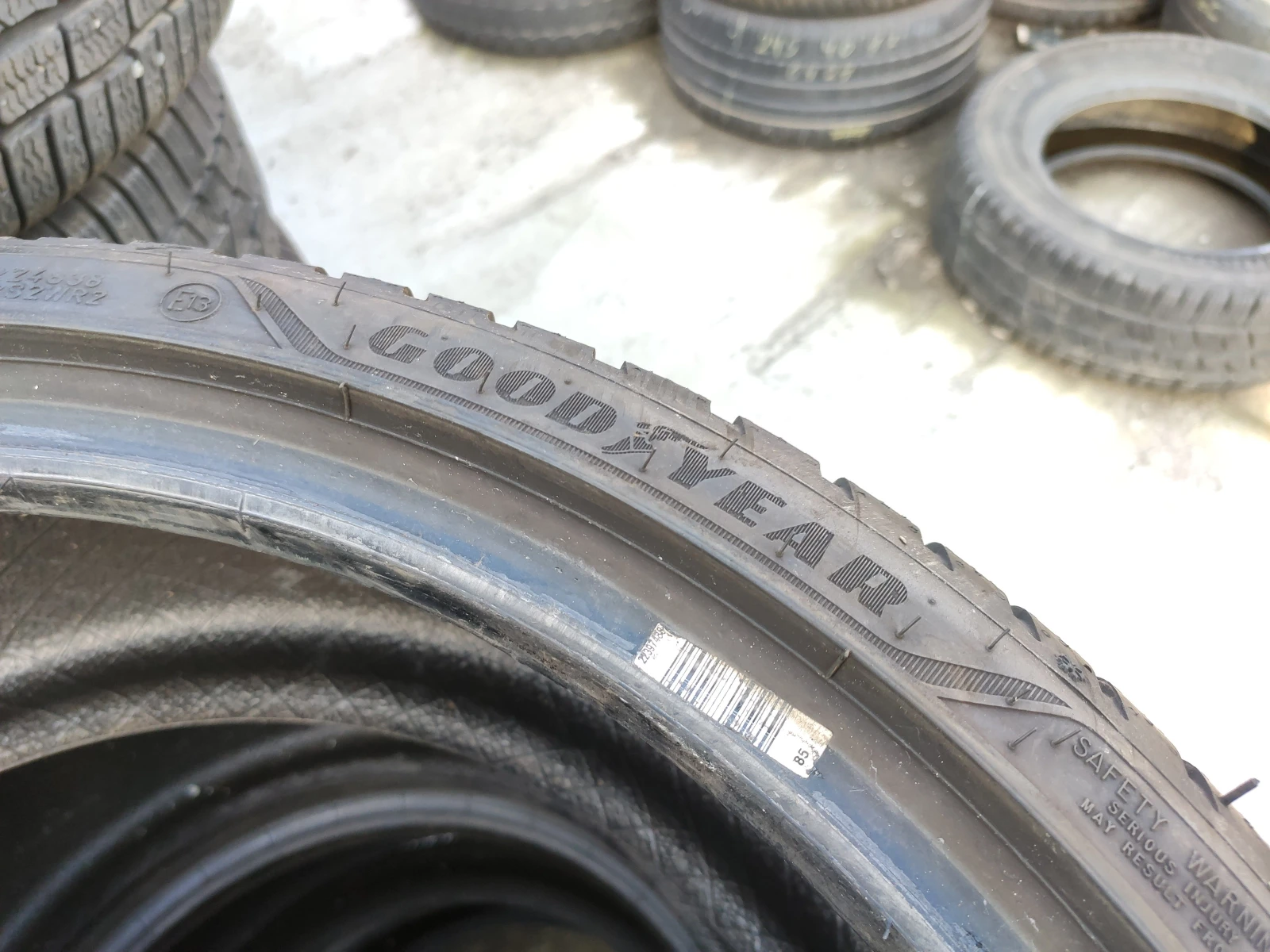 Гуми Всесезонни 235/35R19, снимка 7 - Гуми и джанти - 55492059
