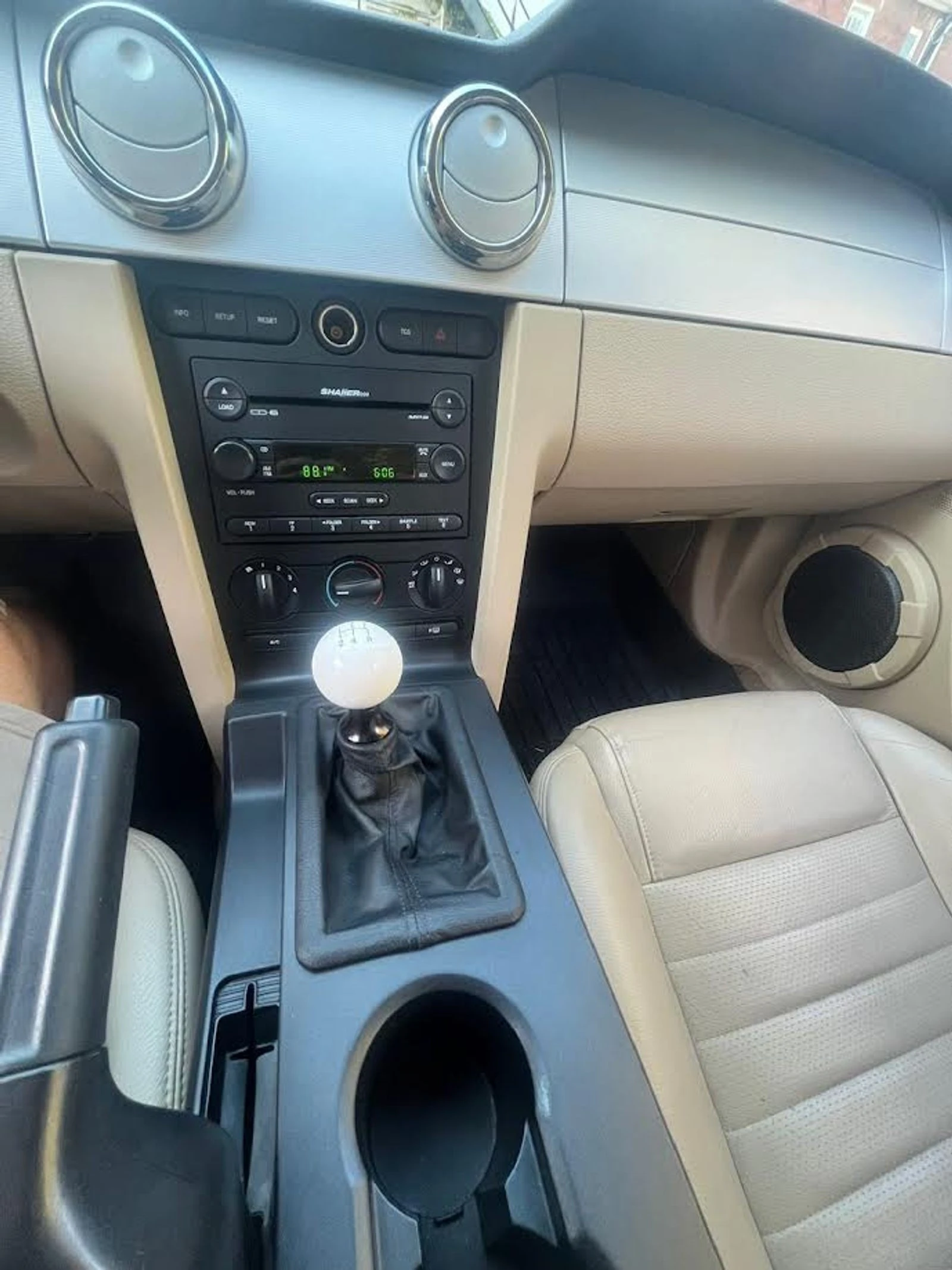 Ford Mustang GT Deluxe 2dr Cpe CARFAX    | Mobile.bg   3