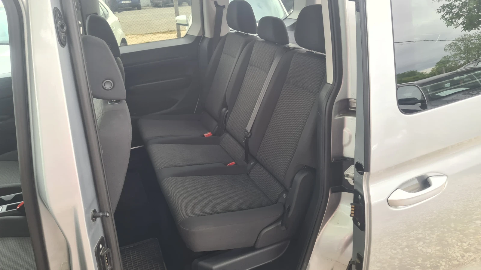 VW Caddy 2.0TDI 122kc Automat, снимка 9 - Автомобили и джипове - 55067375