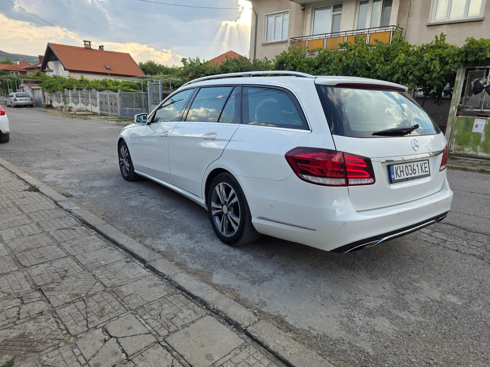 Mercedes-Benz E 220, снимка 2 - Автомобили и джипове - 55930468