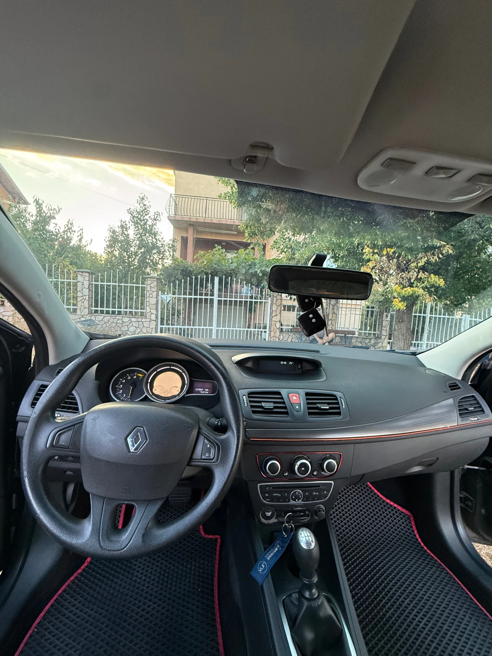 Renault Megane 3  1. 6 16V   2009 г. | 231 000 км | Газ, снимка 9 - Автомобили и джипове - 55935383