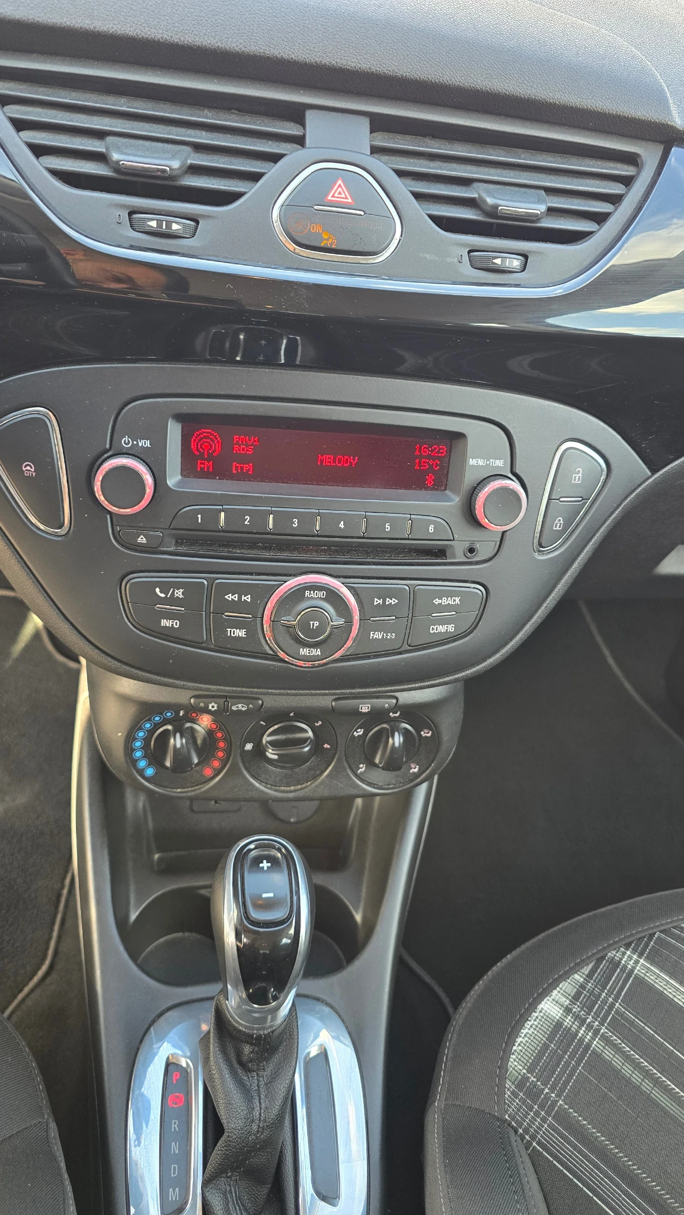 Opel Corsa 1.4 автоматик, снимка 12 - Автомобили и джипове - 56273990