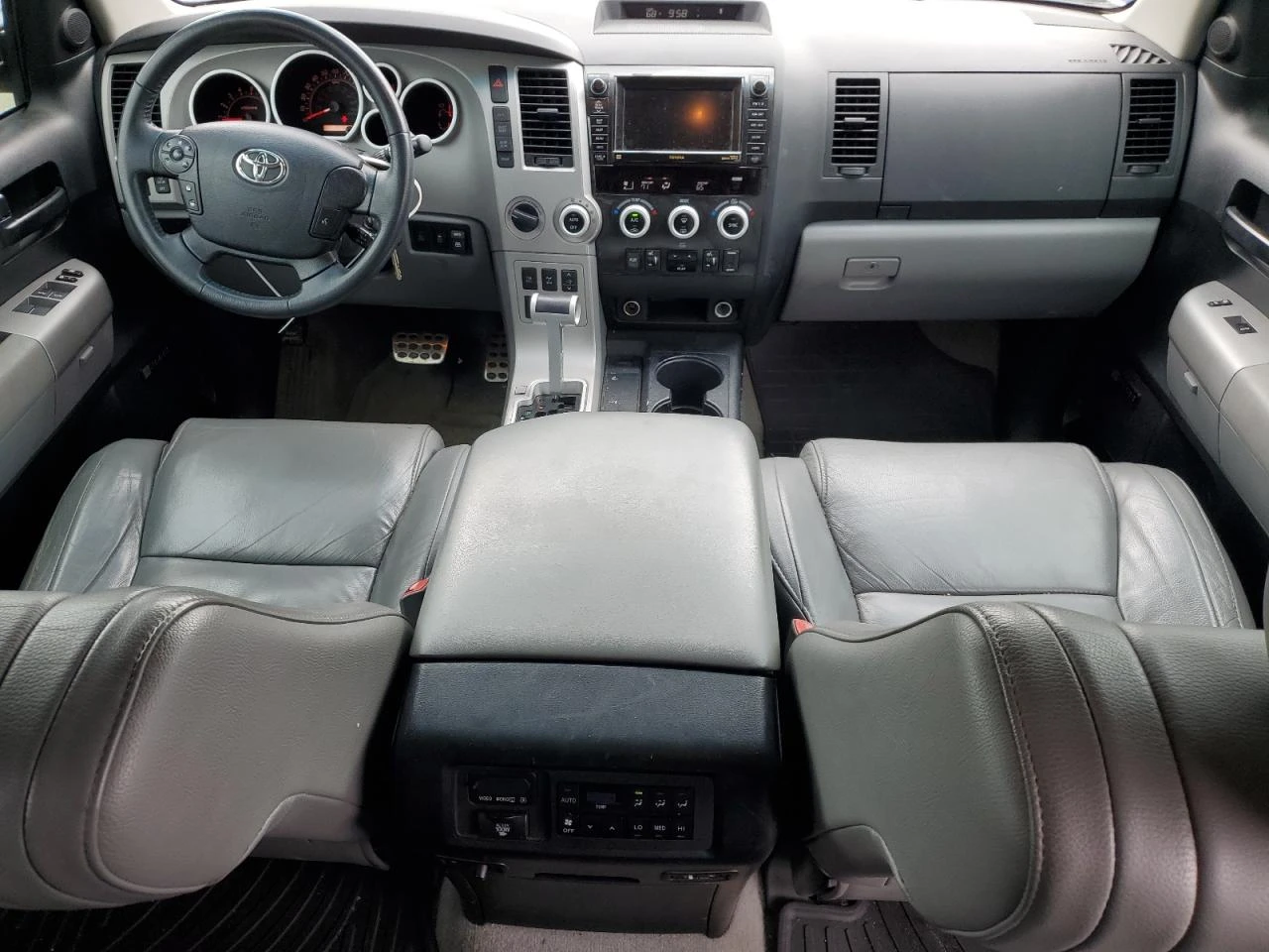 Toyota Sequoia SR5/4X4/ПЪЛНА СЕРВИЗНА ИСТОРИЯ - изображение 8