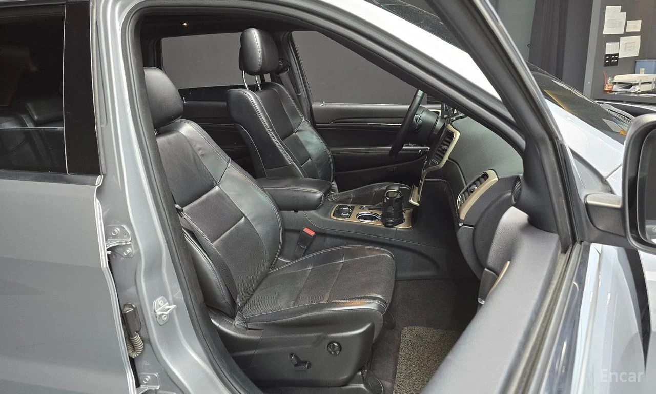 Jeep Grand cherokee 3.6* V6* 8ZF* ПОДГРЕВ* ОБДУХВАНЕ* КАМЕРА* МЪРТВА* , снимка 14 - Автомобили и джипове - 54730376