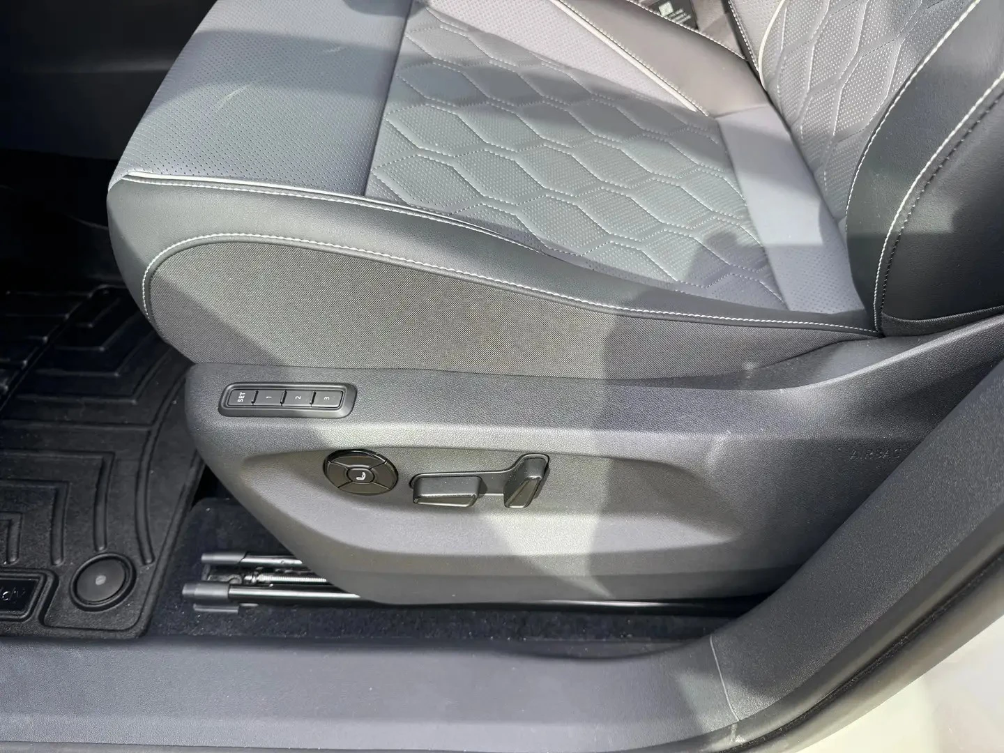 VW Tiguan R-LINE* HIGHLINE * AвтоКредит * (ЦЕНА ДО БГ), снимка 10 - Автомобили и джипове - 54895761