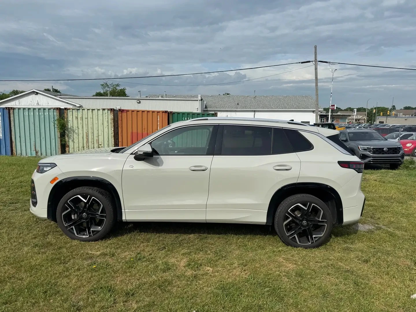 VW Tiguan R-LINE* HIGHLINE * AвтоКредит * (ЦЕНА ДО БГ), снимка 4 - Автомобили и джипове - 54895761