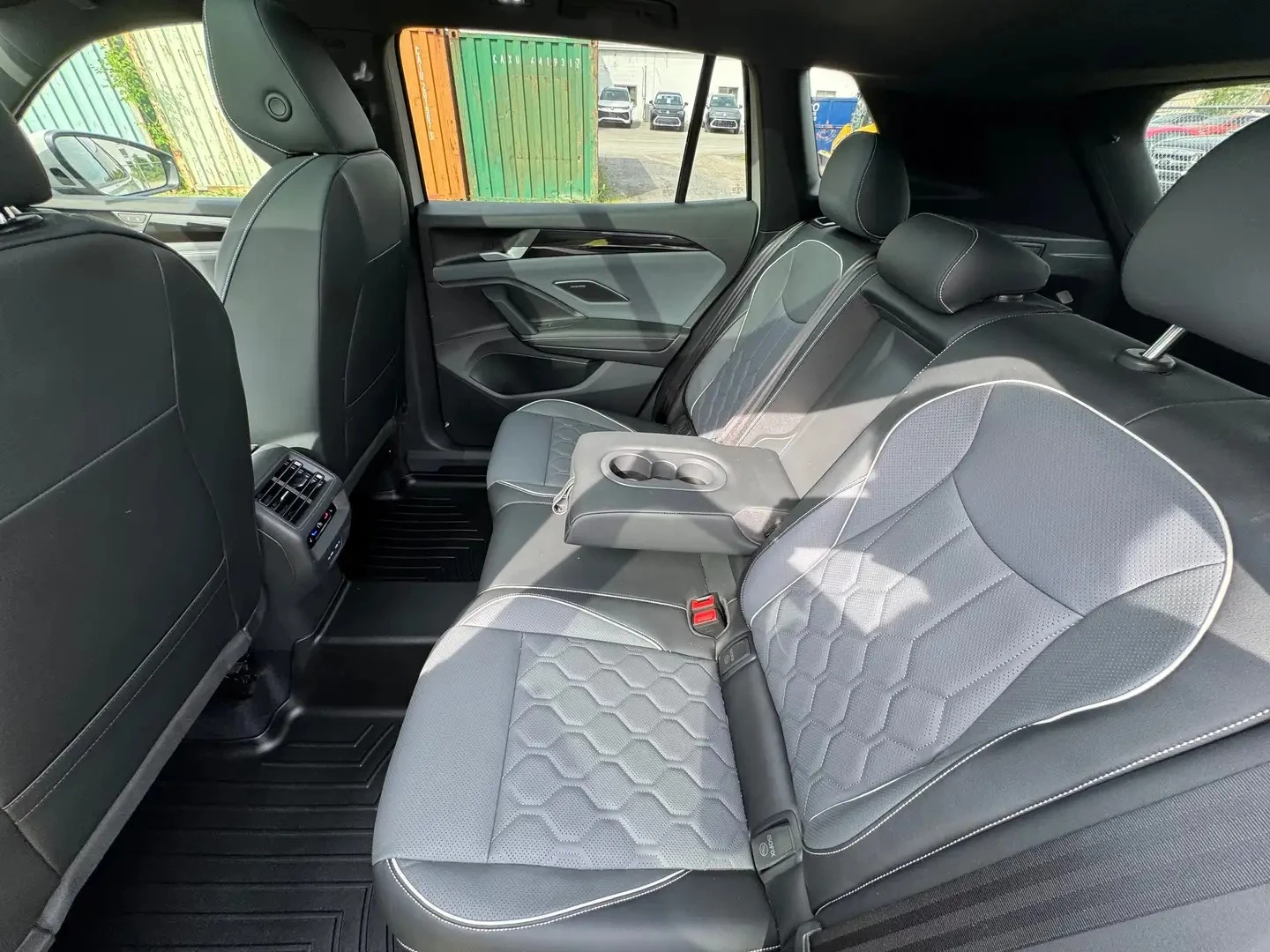 VW Tiguan R-LINE* HIGHLINE * AвтоКредит * (ЦЕНА ДО БГ), снимка 16 - Автомобили и джипове - 54895761