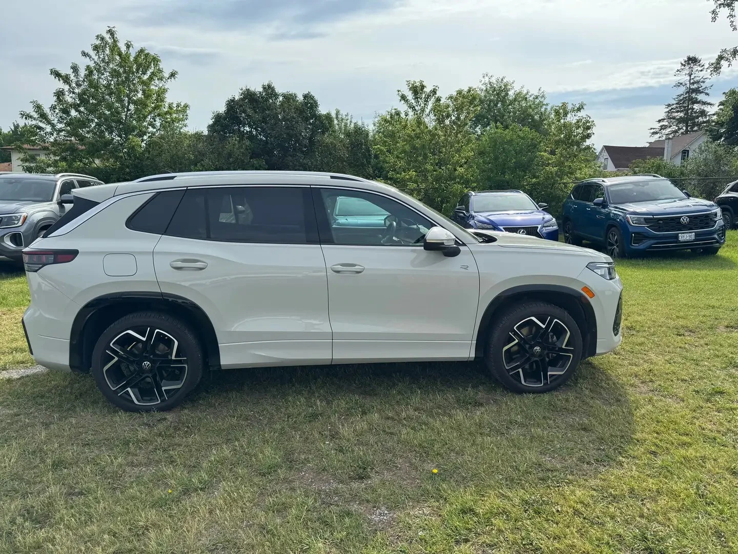 VW Tiguan R-LINE* HIGHLINE * AвтоКредит * (ЦЕНА ДО БГ), снимка 3 - Автомобили и джипове - 54895761