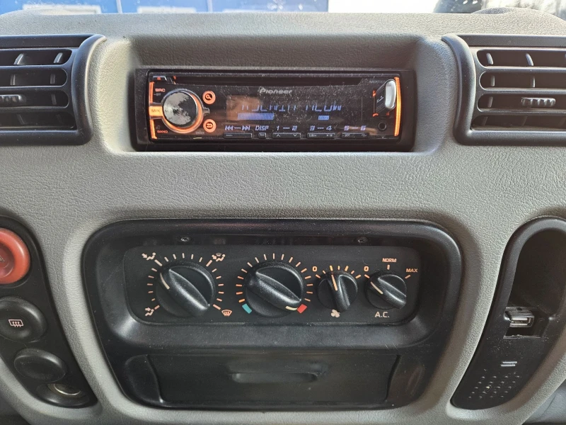 Renault Master 2.5 Без ръжда Климатик , снимка 12 - Бусове и автобуси - 48341455