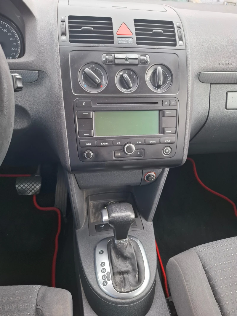 VW Touran, снимка 9 - Автомобили и джипове - 47603318