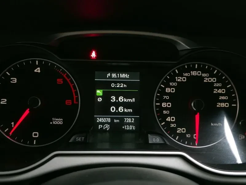Audi A4 2.0 TDI, снимка 8 - Автомобили и джипове - 55009822