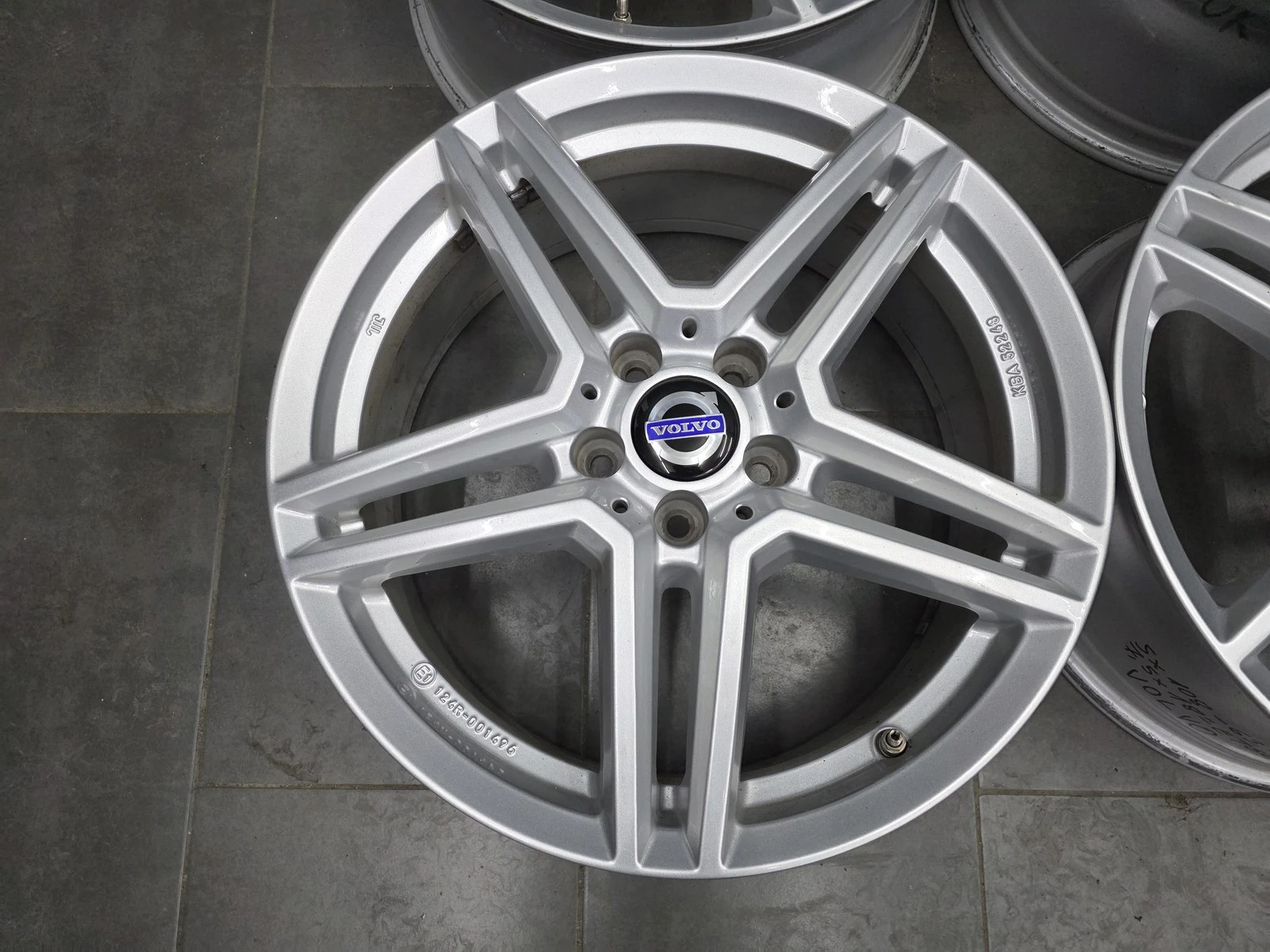 Джанти за Volvo, снимка 7 - Гуми и джанти - 56729850