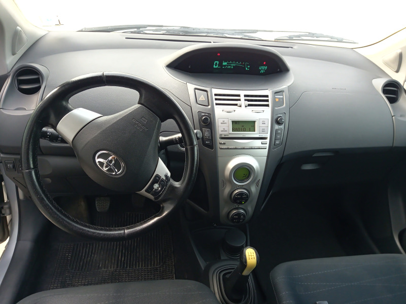 Toyota Yaris 1.4D-4D, снимка 9 - Автомобили и джипове - 46144321