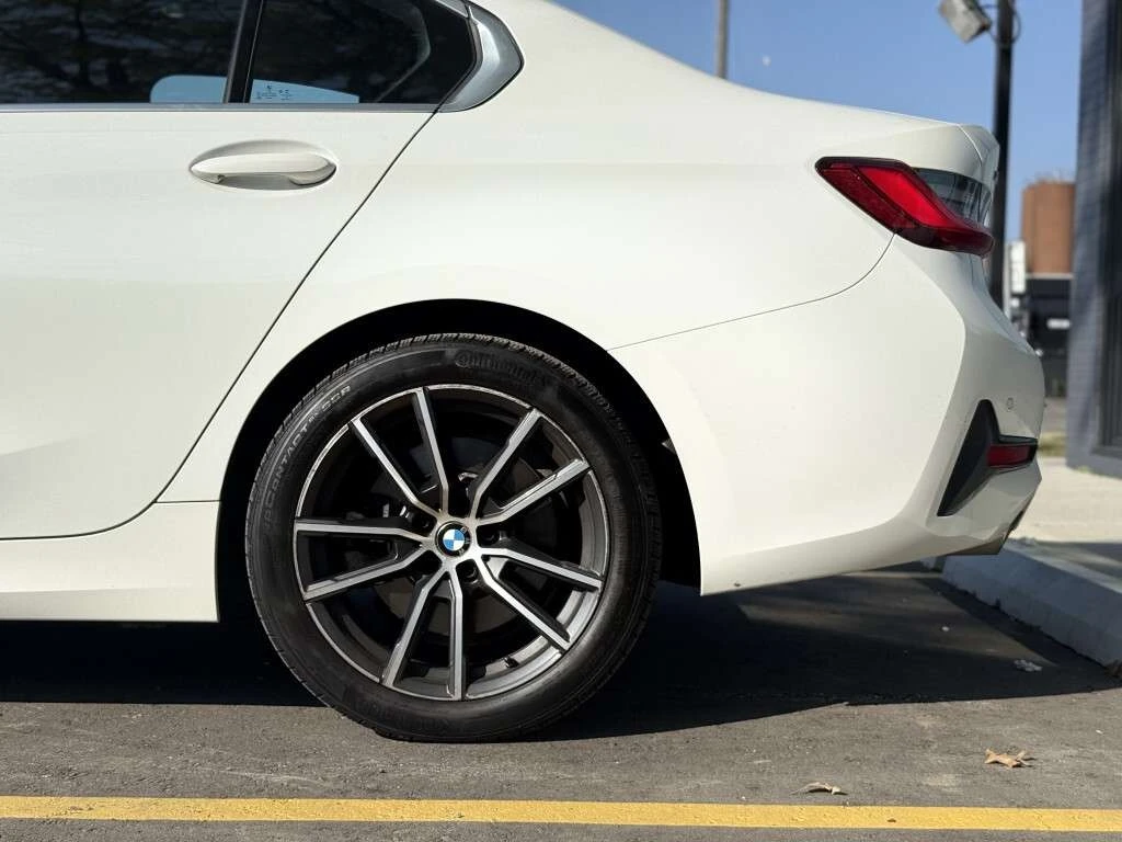 BMW 330  xDrive Premium Package/ LEATHER/ ALLOYS/ APP CONN - изображение 5