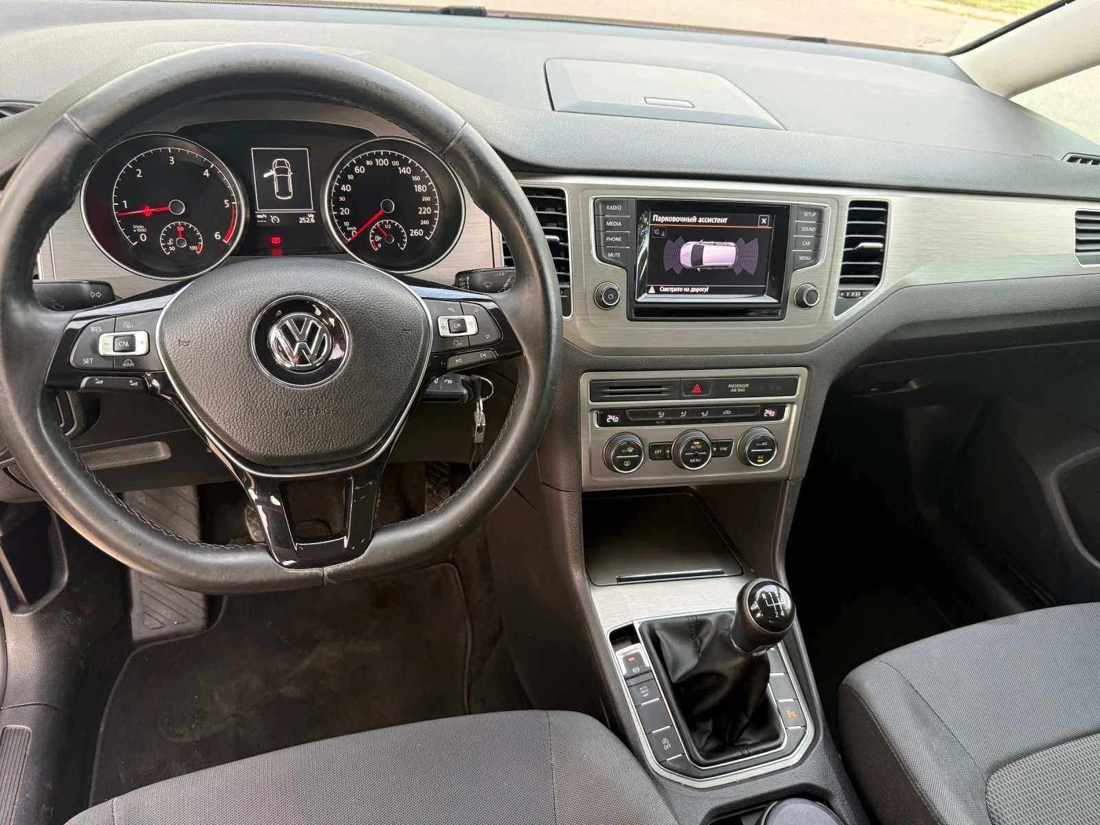 VW Sportsvan 1.6 Дизел, снимка 7 - Автомобили и джипове - 55435031