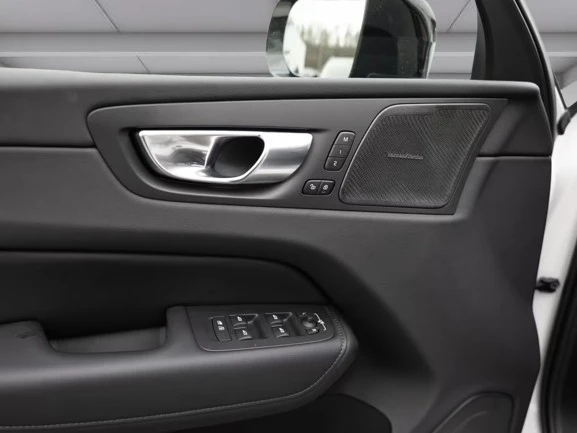 Volvo XC60 B5 AWD = Ultra Dark = Гаранция, снимка 4 - Автомобили и джипове - 55099690