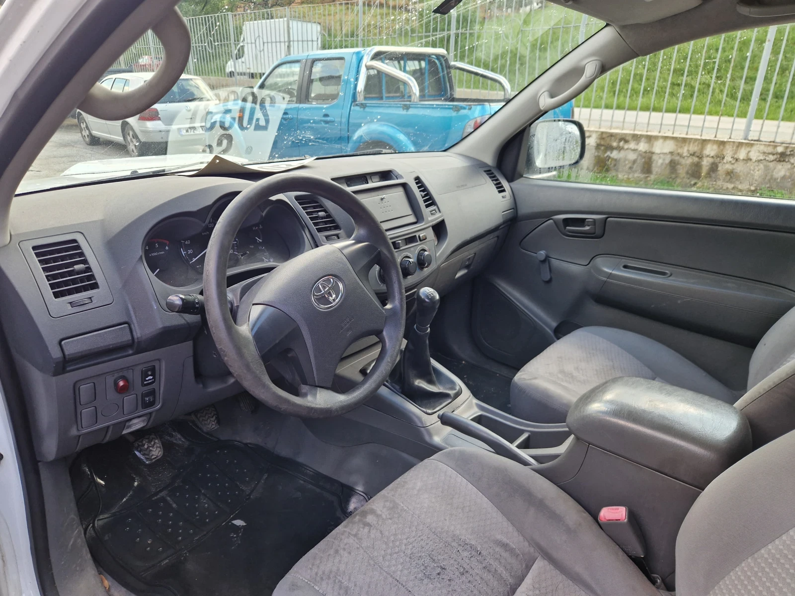 Toyota Hilux 2.5D4D  2WD 5бр., снимка 12 - Автомобили и джипове - 54725131