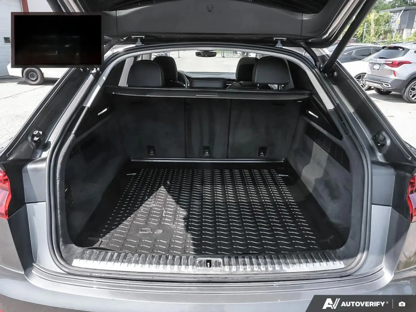 Audi Q8 * TECHNIK* Фиксирана цена до БГ * Без инциденти * , снимка 14 - Автомобили и джипове - 55487123