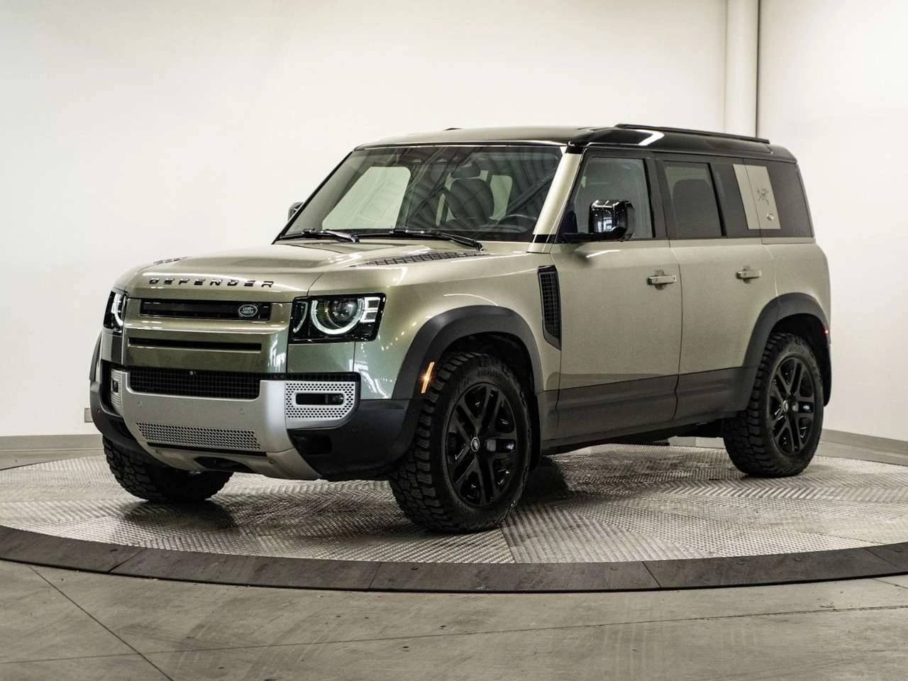 Land Rover Defender | Apple Carplay, Cooled Seats, Moonroof