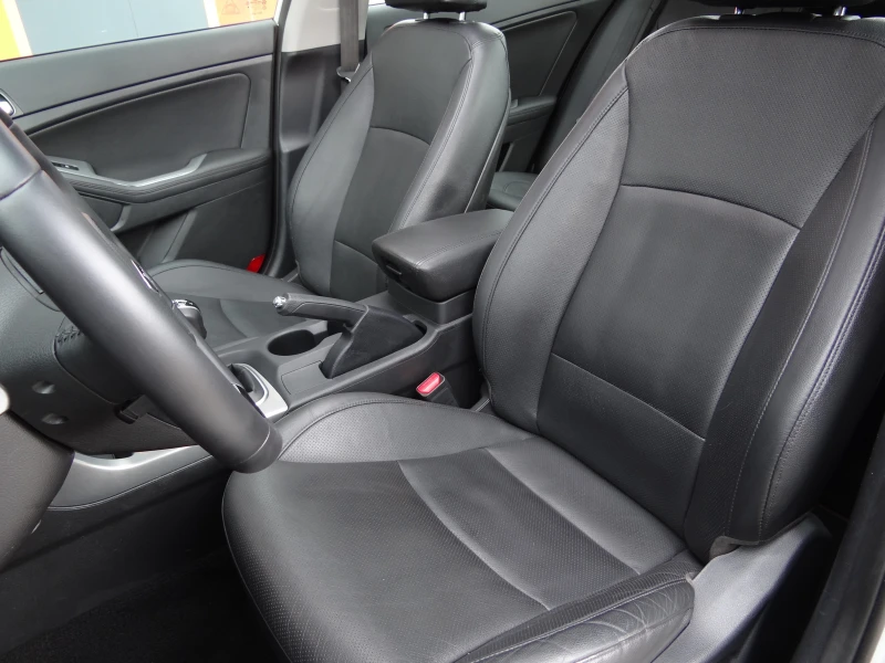 Kia Optima 1.7crdi /Navi/Koja/Panorama/Camera/Xenon/Keyless/, снимка 12 - Автомобили и джипове - 50375134