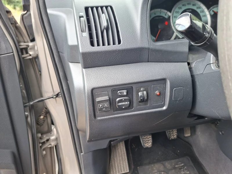 Toyota Corolla verso 1, 6 ГАЗ, снимка 7 - Автомобили и джипове - 52032276