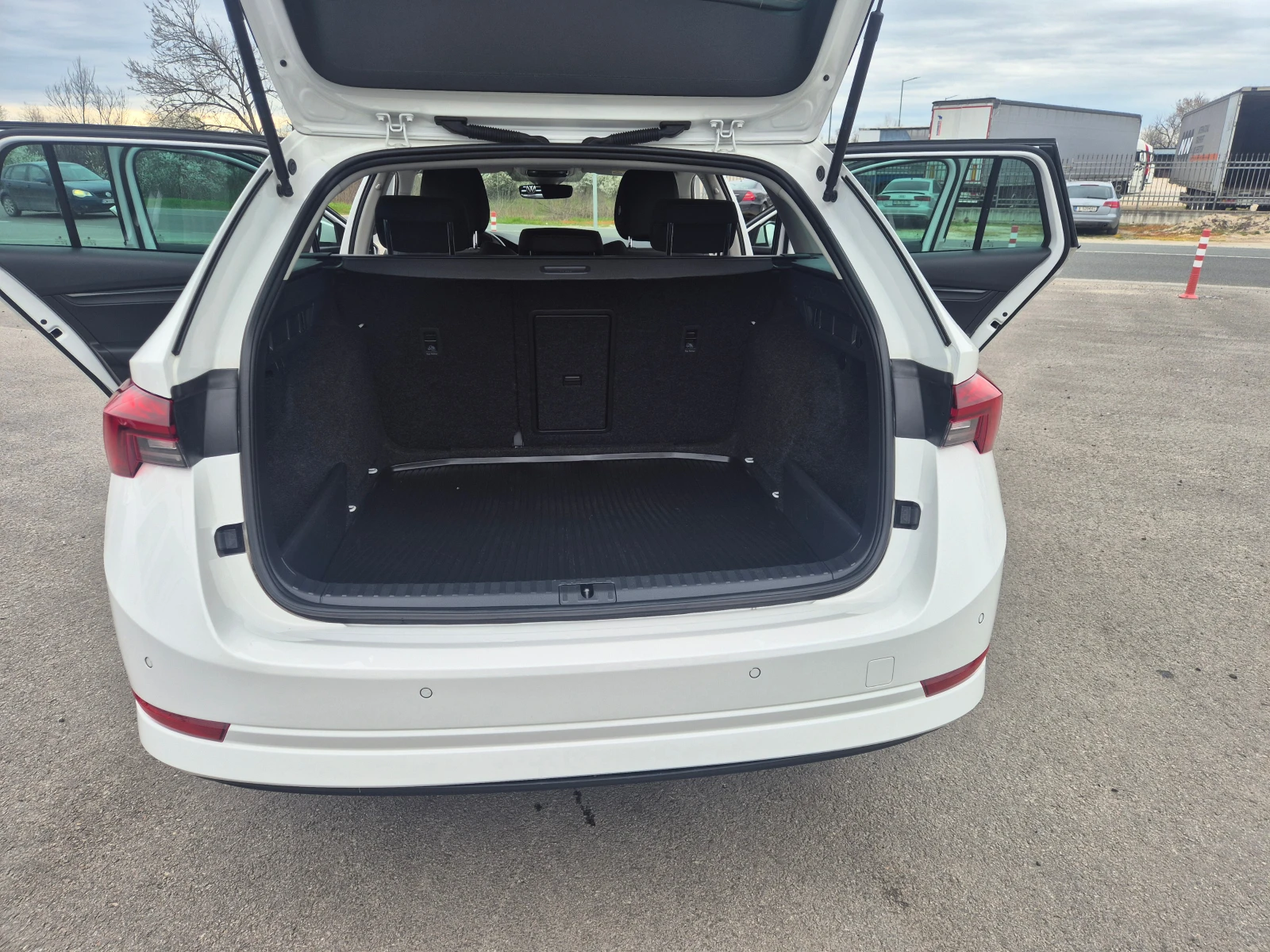 Skoda Octavia С Гаранция 2.0-А/Т-150кс, снимка 11 - Автомобили и джипове - 54030322