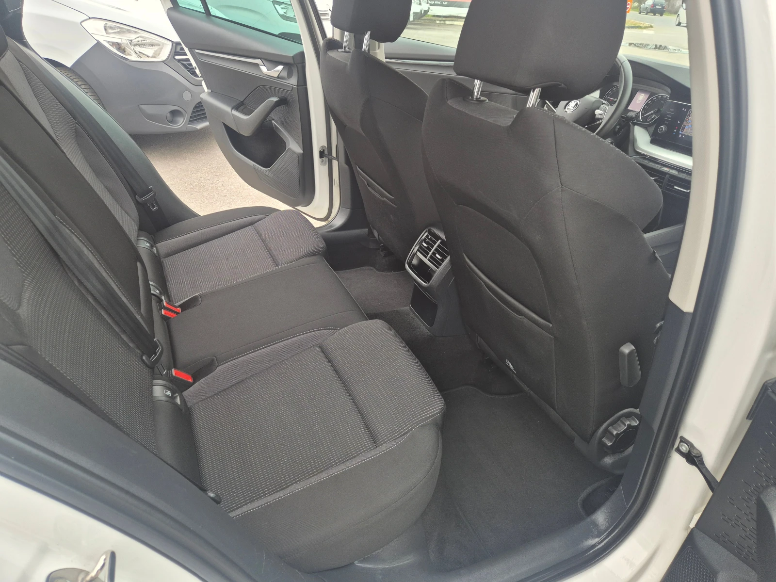 Skoda Octavia С Гаранция 2.0-А/Т-150кс, снимка 10 - Автомобили и джипове - 54030322