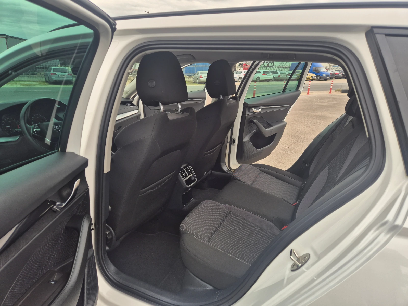 Skoda Octavia С Гаранция 2.0-А/Т-150кс, снимка 12 - Автомобили и джипове - 54030322