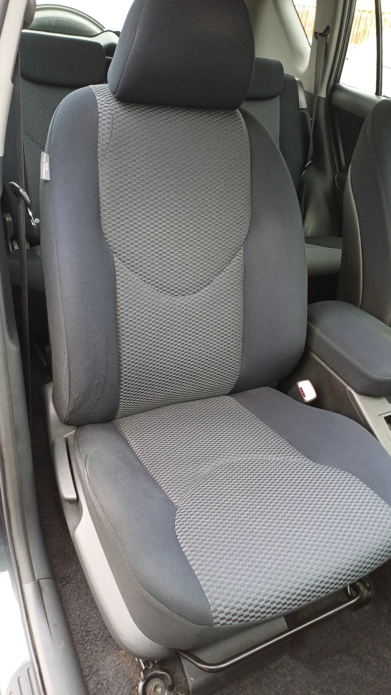 Toyota Rav4 2.2D4D 166 000km, снимка 11 - Автомобили и джипове - 52978422