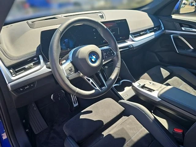 BMW iX1 xDRIVE/M-SPORT/HEAD-UP/306HP/ACC/360/AMBI/127f - изображение 9