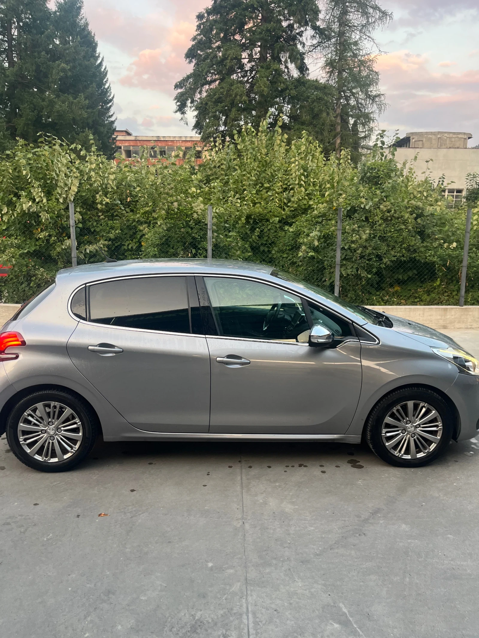 Peugeot 208 1.5bhdi, снимка 4 - Автомобили и джипове - 55654509