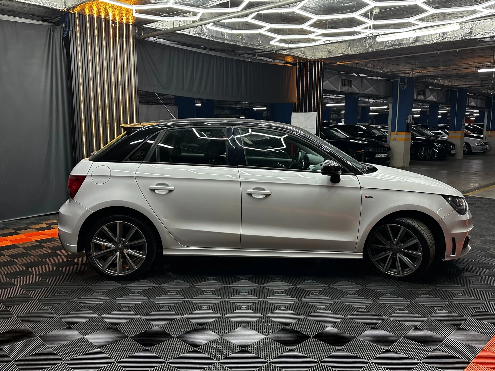 Audi A1 1.6d 90 к.с. , снимка 4 - Автомобили и джипове - 56614356