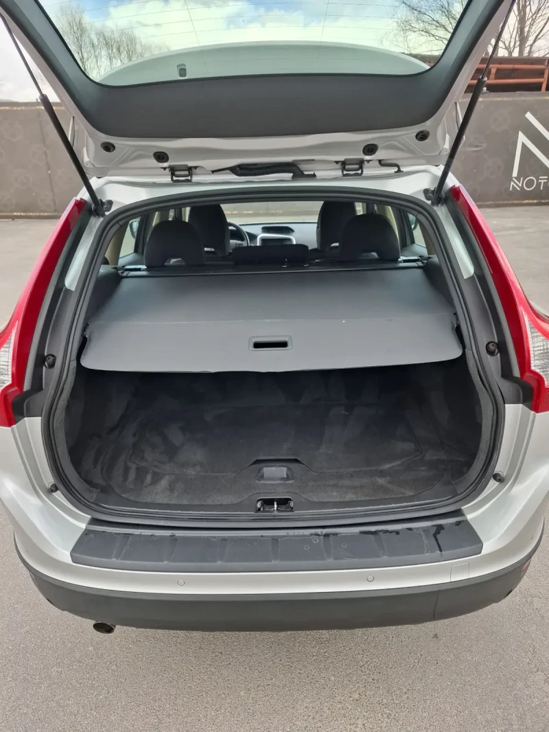 Volvo XC60 2.4D 185к.с 4X4 АВТОМАТИК , снимка 11 - Автомобили и джипове - 49535103