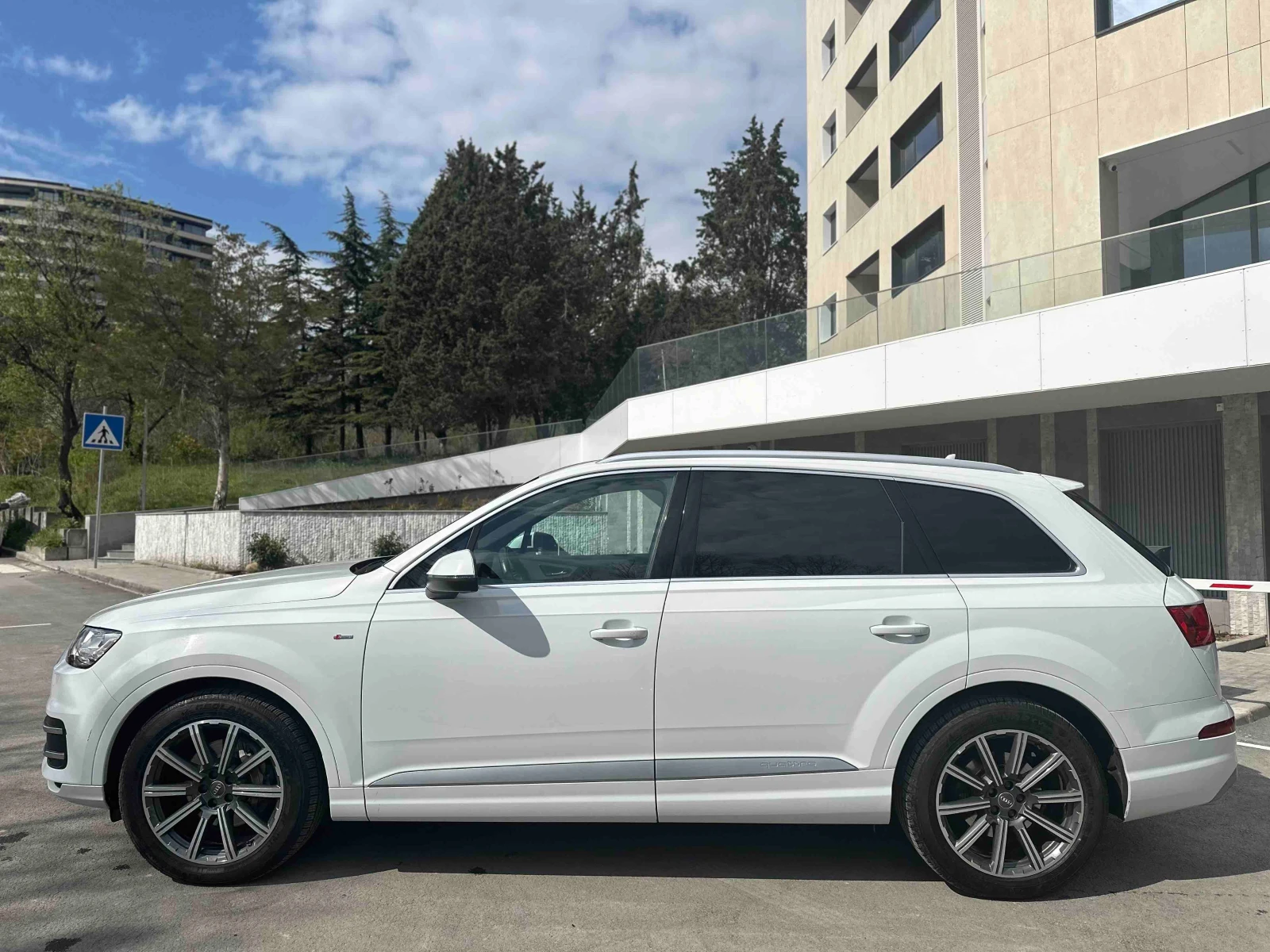 Audi Q7 S-LINE 3.0 TDI * Matrix LED * Заден Завиващ мост, снимка 8 - Автомобили и джипове - 54955581