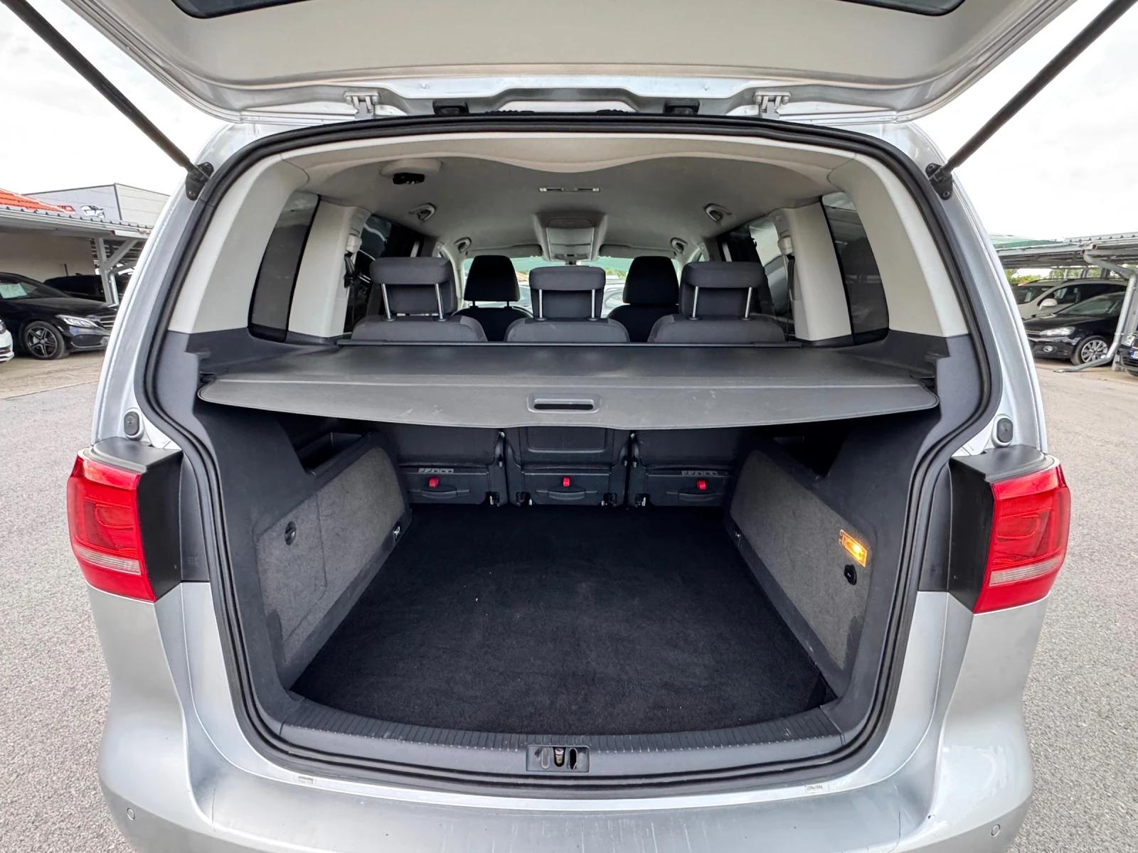 VW Touran 2.0TDI АВТОМАТ, снимка 8 - Автомобили и джипове - 56301044