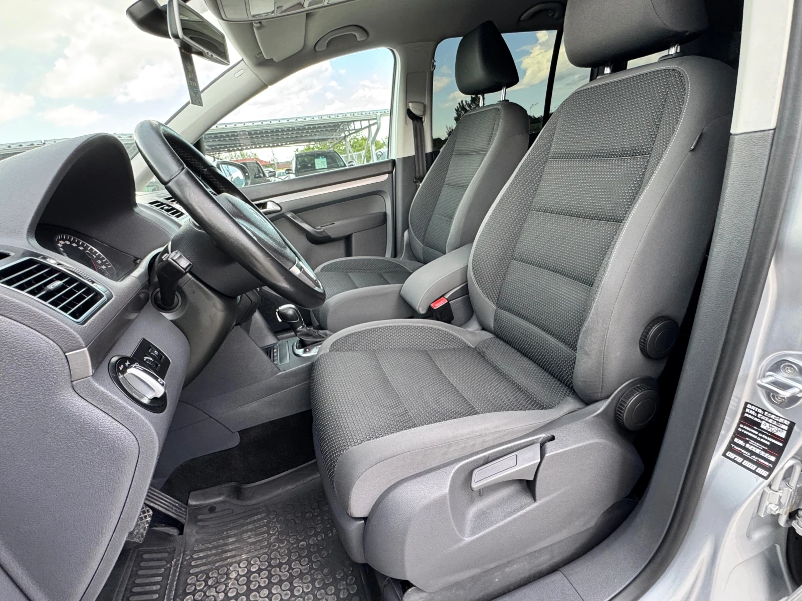 VW Touran 2.0TDI АВТОМАТ, снимка 6 - Автомобили и джипове - 56301044