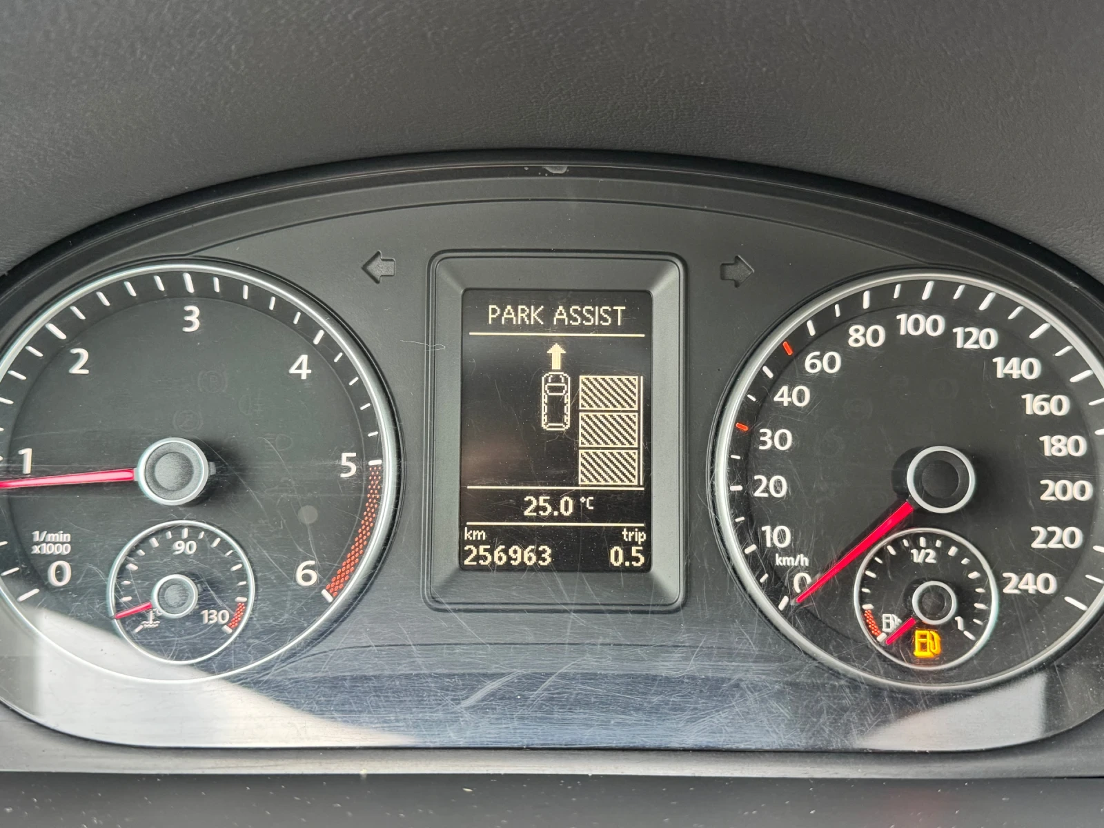 VW Touran 2.0TDI АВТОМАТ, снимка 14 - Автомобили и джипове - 56301044