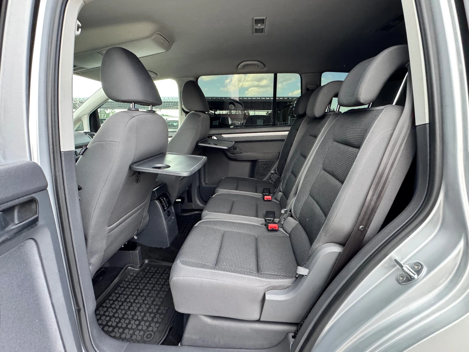 VW Touran 2.0TDI АВТОМАТ, снимка 7 - Автомобили и джипове - 56301044