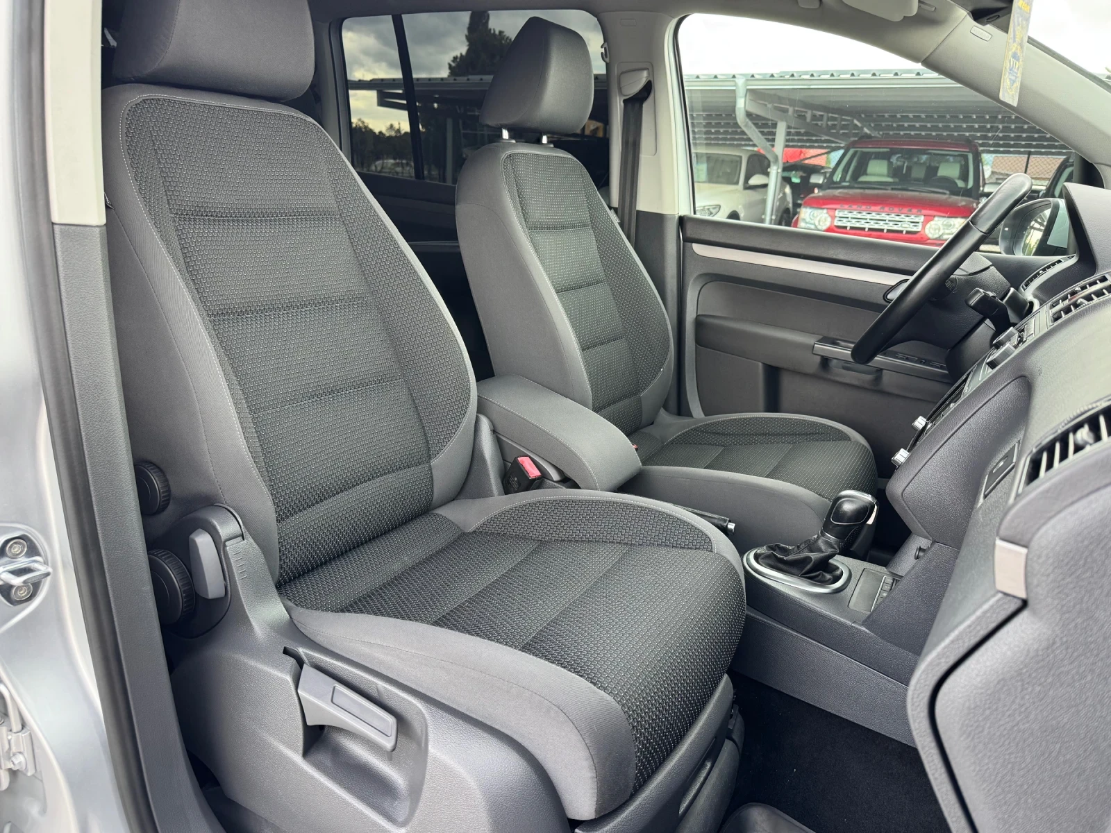 VW Touran 2.0TDI АВТОМАТ, снимка 12 - Автомобили и джипове - 56301044