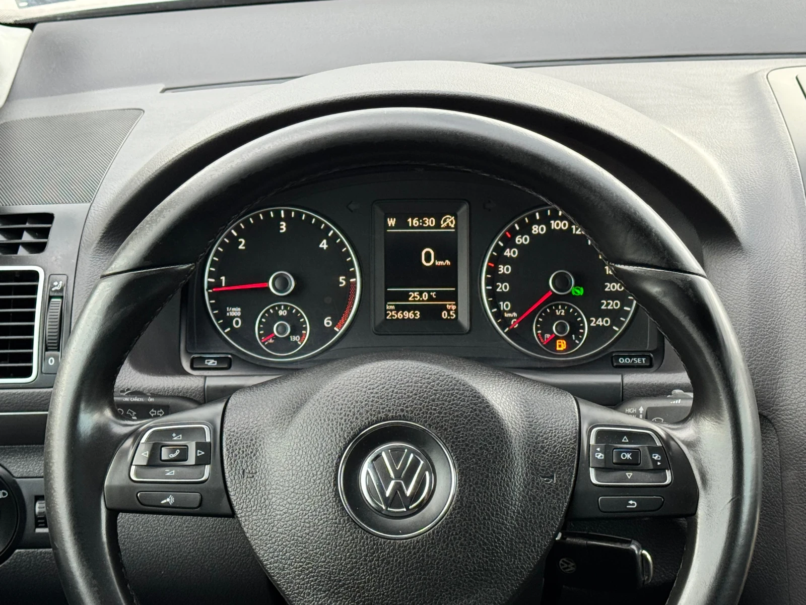 VW Touran 2.0TDI АВТОМАТ, снимка 11 - Автомобили и джипове - 56301044